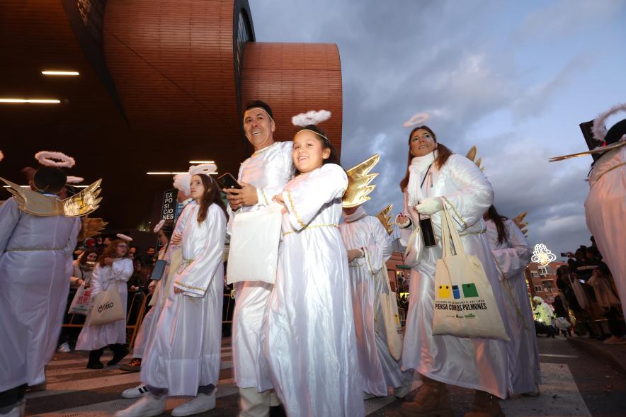 Cabalgata de los Reyes Magos 2024, participantes disfrazados de ángeles