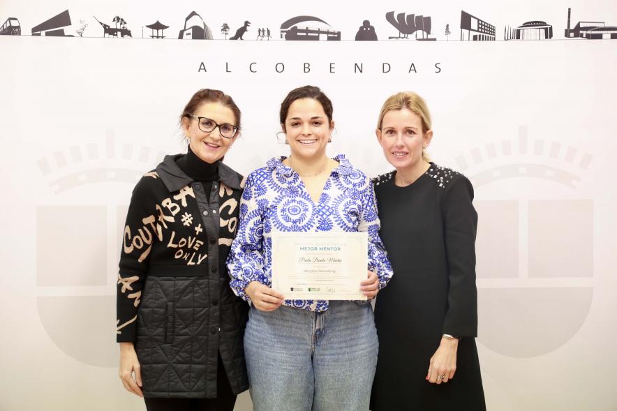 Entrega de reconocimientos del "Programa Mentoring Empresarial 2023", premiada con alcaldesa y concejala de empleo y comercio