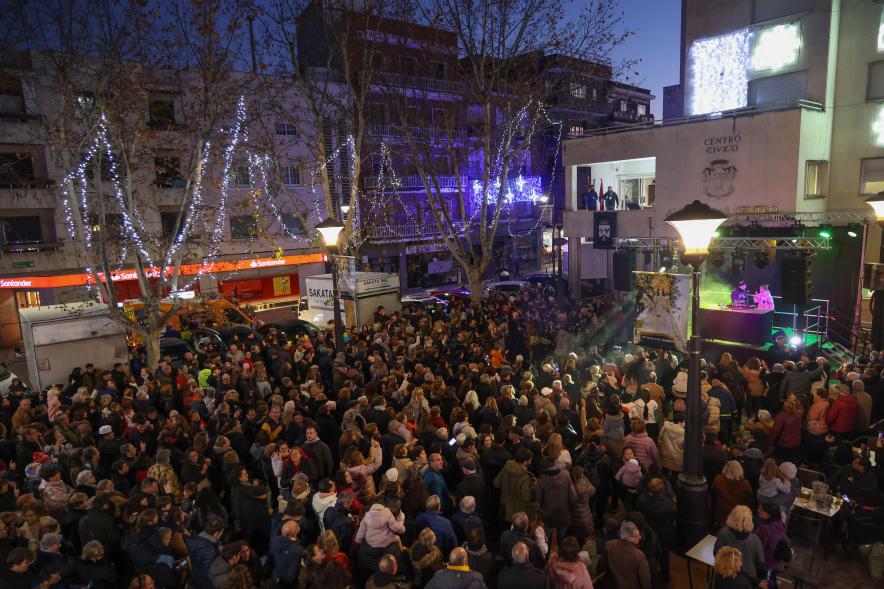 Pregón de las Fiestas de la Virgen de la Paz 2024, asistentes al pregón en la Plaza del Pueblo