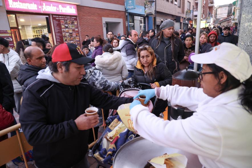 Pregón de las Fiestas de la Virgen de la Paz 2024, reparto de chocolate con churros