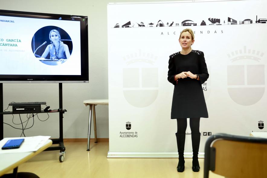 Entrega de reconocimientos del "Programa Mentoring Empresarial 2023", alcaldesa hablando