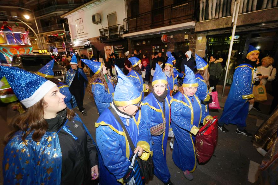 Cabalgata de los Reyes Magos 2024, participantes disfrazados de magos