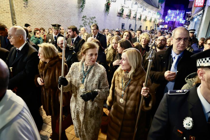 Procesión de la Virgen de la Paz 2024, presidenta de la hermandad con la alcaldesa