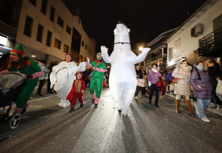 Cabalgata de los Reyes Magos 2024, participantes disfrazados de osos polares