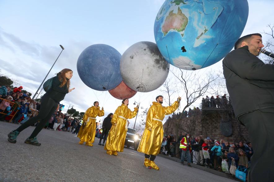 Cabalgata de los Reyes Magos 2024, participantes disfrazados de planetas