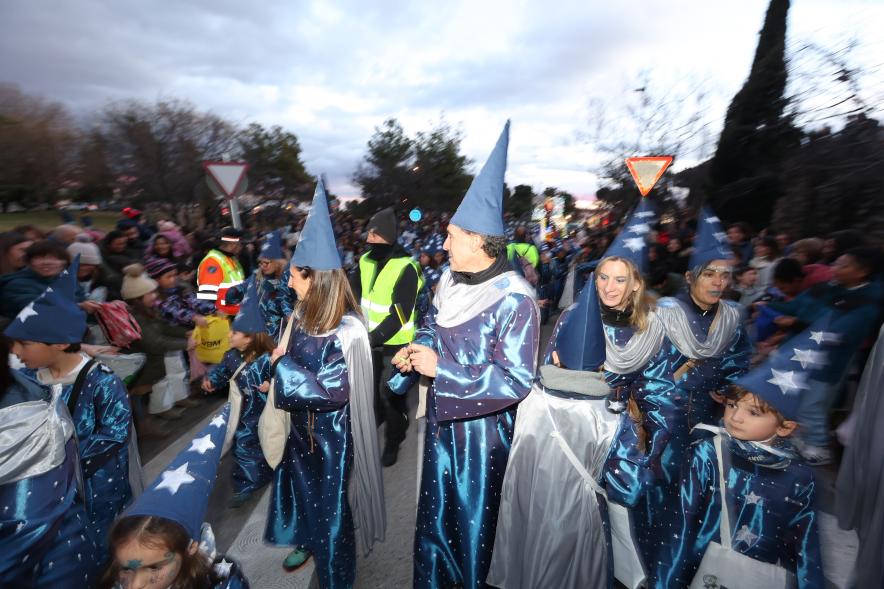 Cabalgata de los Reyes Magos 2024, participantes disfrazados de magos