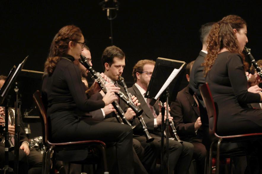 Concierto de Navidad 2023, banda municipal, músicos tocando el clarinete