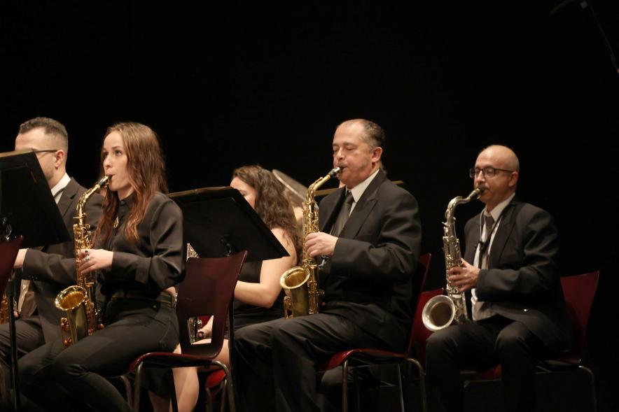 Concierto de Navidad 2023, músicos tocando el saxofón