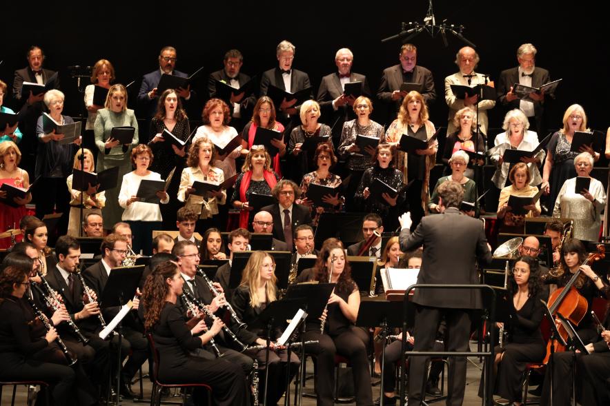 Concierto de Navidad 2023, banda y coral en el escenario