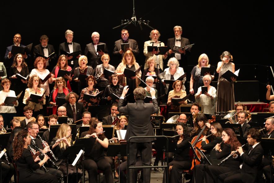 Concierto de Navidad 2023, banda y coral en el escenario
