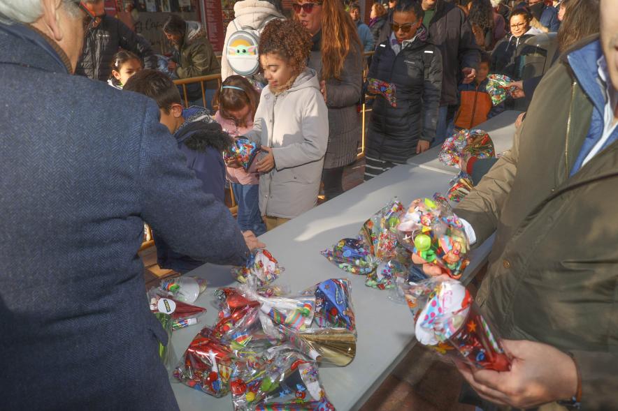 Celebración de las 'Preúvas' 2023, asistentes cogiendo uvas