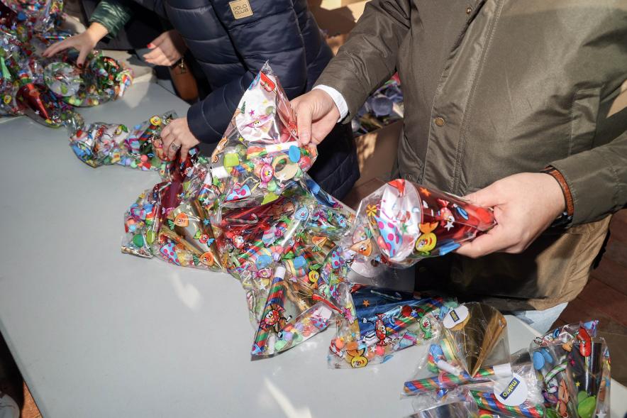Celebración de las 'Preúvas' 2023, asistentes cogiendo uvas