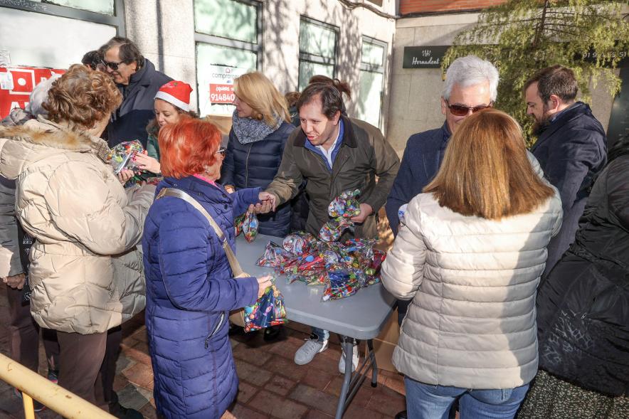 Celebración de las 'Preúvas' 2023, concejales repartiendo uvas