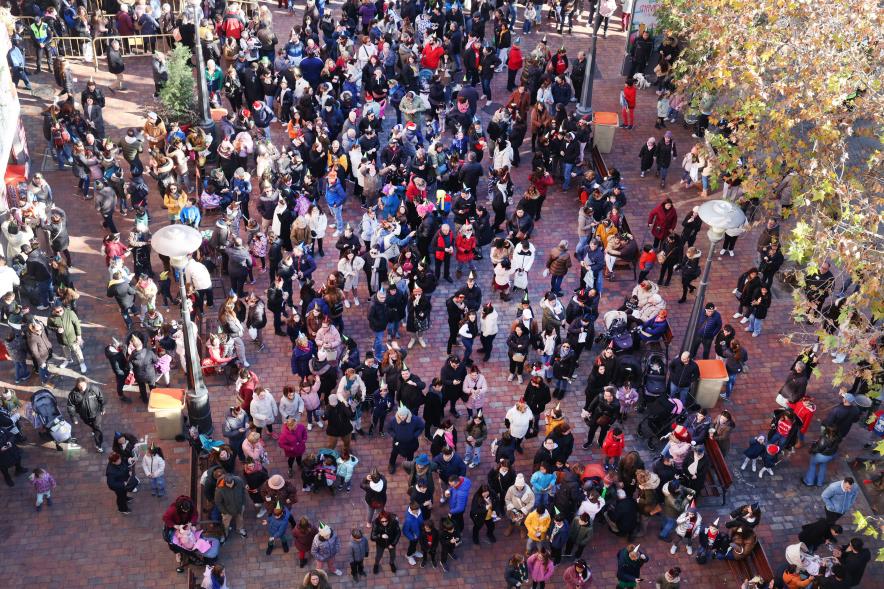 Celebración de las 'Preúvas' 2023, plano cenital de la plaza del pueblo