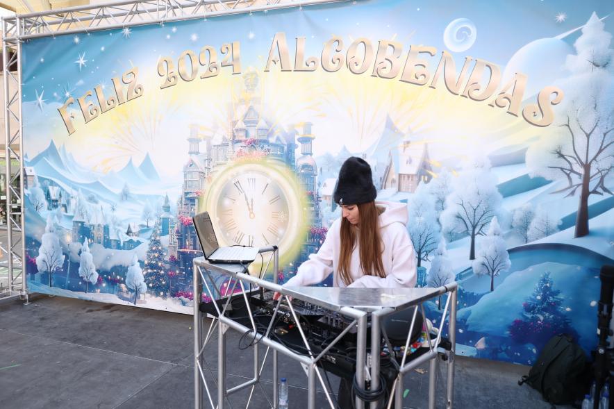 Celebración de las 'Preúvas' 2023, tiktoker amenizando el evento