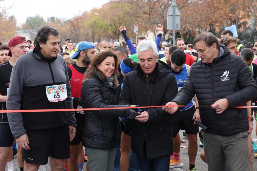 San Silvestre 2023, concejales cortando la cinta de salida