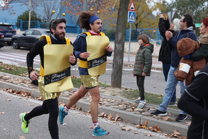 San Silvestre 2023, corredores disfrazados corriendo