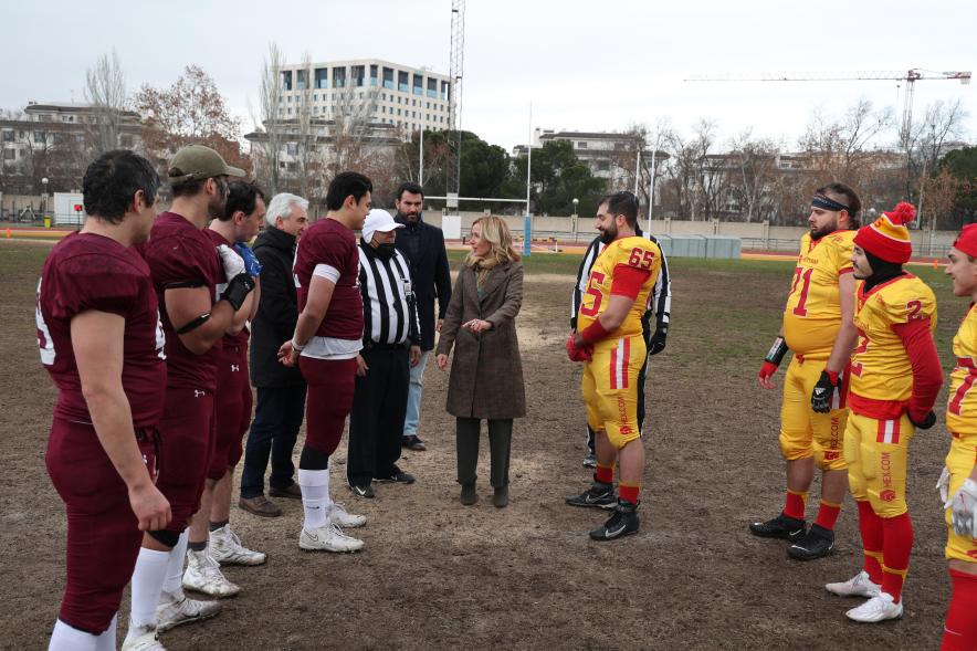 Partido de fútbol americano entre los Alcobendas Cavaliers y los Osos de Rivas, alcaldesa haciendo el saque inicial