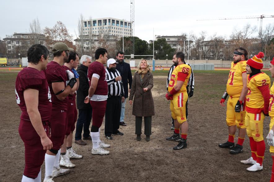 Partido de fútbol americano entre los Alcobendas Cavaliers y los Osos de Rivas, alcaldesa haciendo el saque inicial