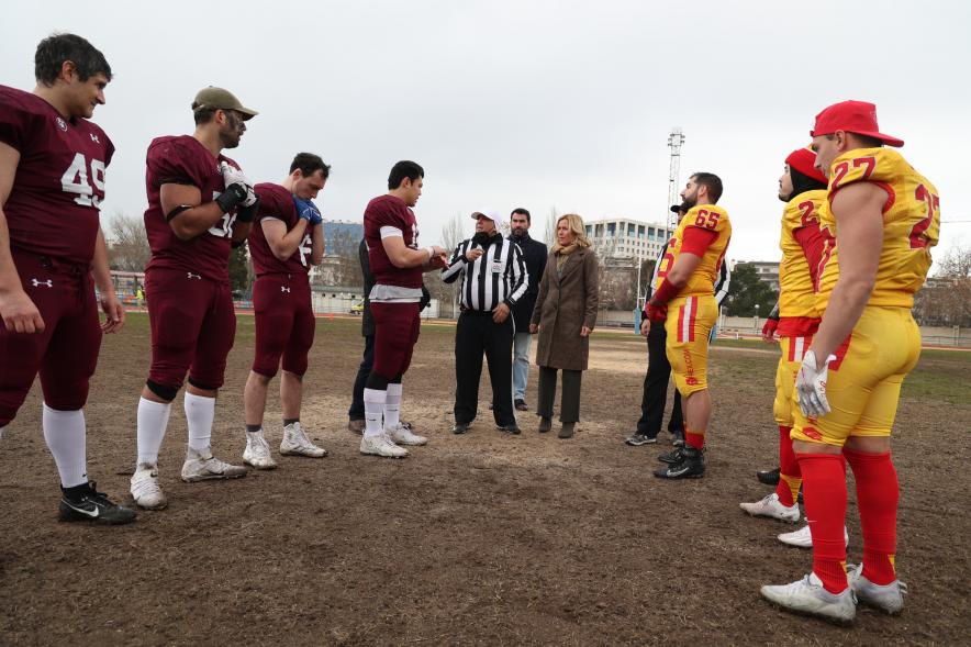 Partido de fútbol americano entre los Alcobendas Cavaliers y los Osos de Rivas, alcaldesa haciendo el saque inicial
