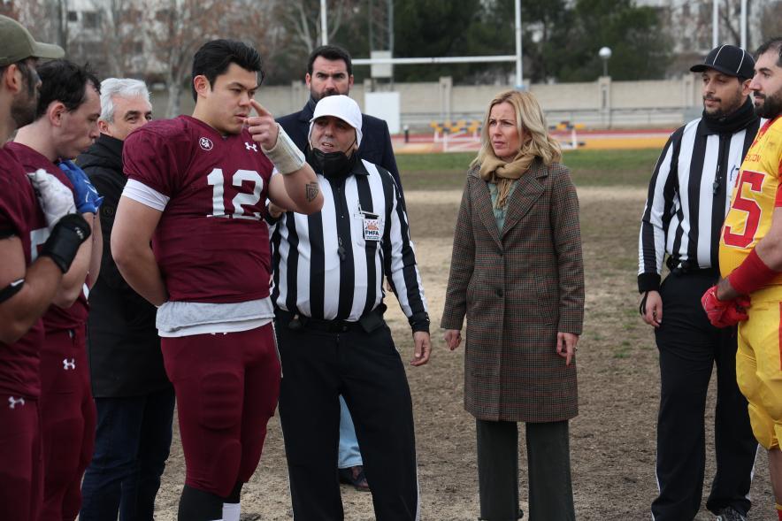 Partido de fútbol americano entre los Alcobendas Cavaliers y los Osos de Rivas, alcaldesa haciendo el saque inicial