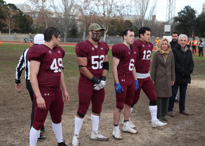 Partido de fútbol americano entre los Alcobendas Cavaliers y los Osos de Rivas, alcaldesa haciendo el saque inicial