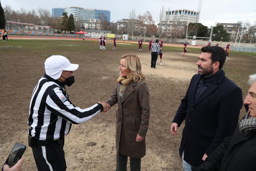 Partido de fútbol americano entre los Alcobendas Cavaliers y los Osos de Rivas, alcaldesa saludando al árbitro