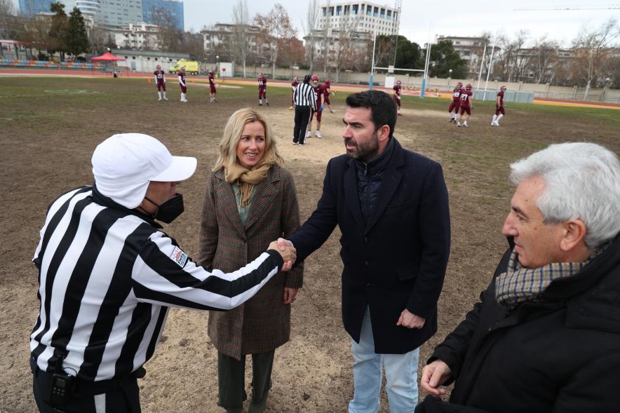Partido de fútbol americano entre los Alcobendas Cavaliers y los Osos de Rivas, concejal de seguridad saludando al árbitro
