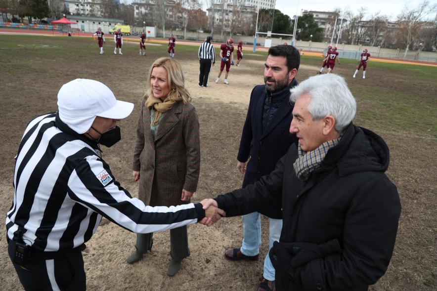 Partido de fútbol americano entre los Alcobendas Cavaliers y los Osos de Rivas, concejal de deportes saludando al árbitro