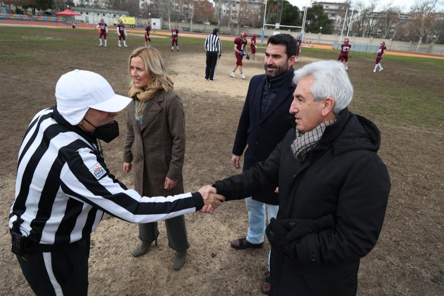 Partido de fútbol americano entre los Alcobendas Cavaliers y los Osos de Rivas, concejal de deportes saludando al árbitro