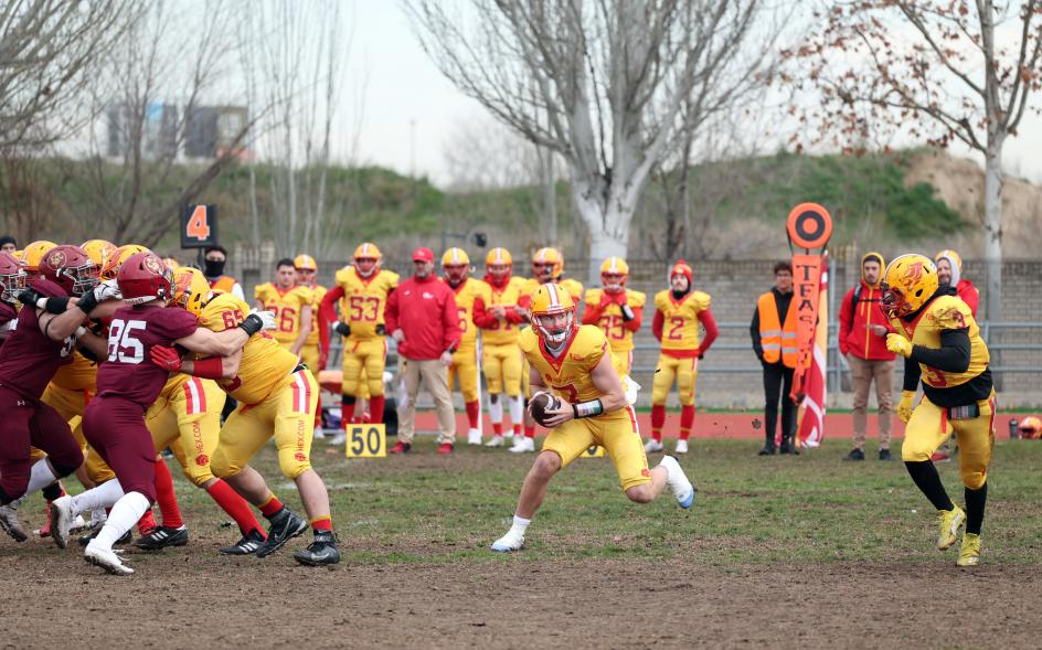 Partido de fútbol americano entre los Alcobendas Cavaliers y los Osos de Rivas, jugadores en el partido