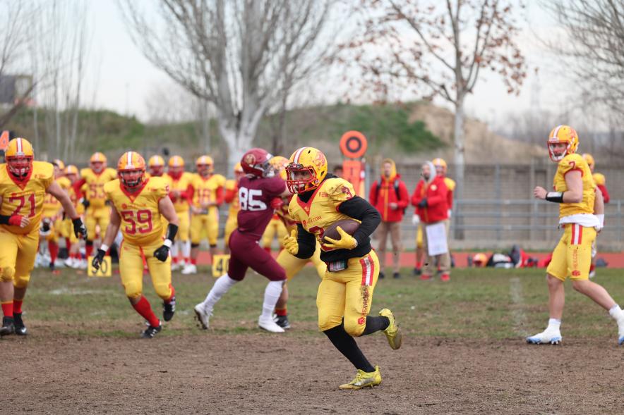 Partido de fútbol americano entre los Alcobendas Cavaliers y los Osos de Rivas, jugadores en el partido
