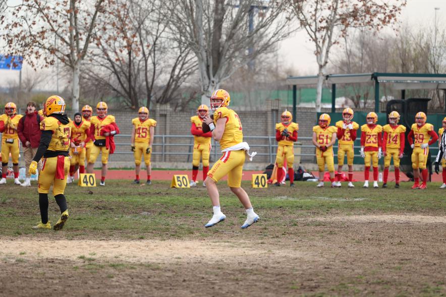 Partido de fútbol americano entre los Alcobendas Cavaliers y los Osos de Rivas, jugadores en el partido