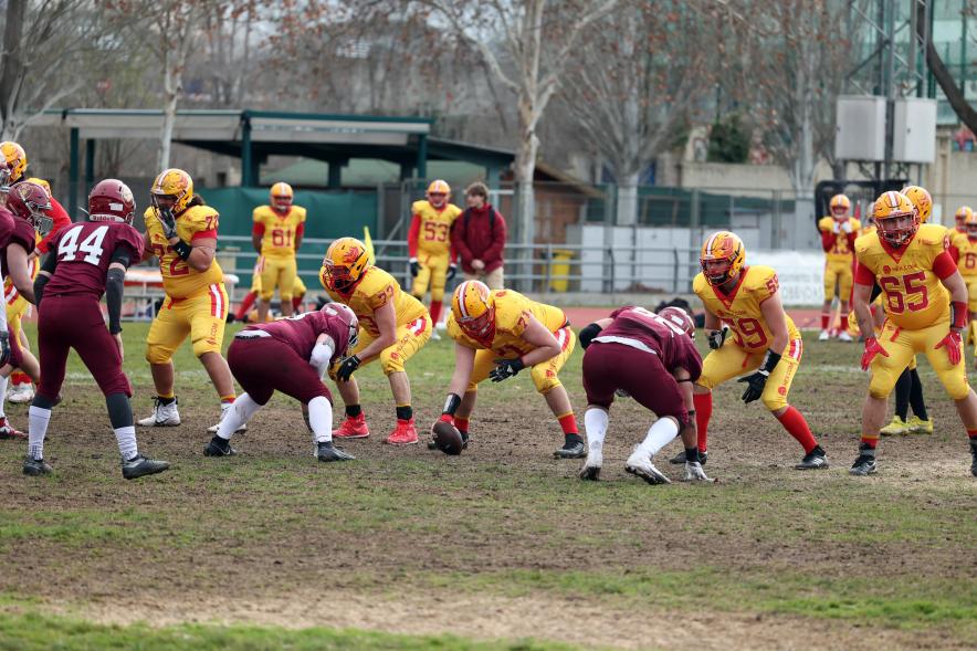 Partido de fútbol americano entre los Alcobendas Cavaliers y los Osos de Rivas, jugadores jugando
