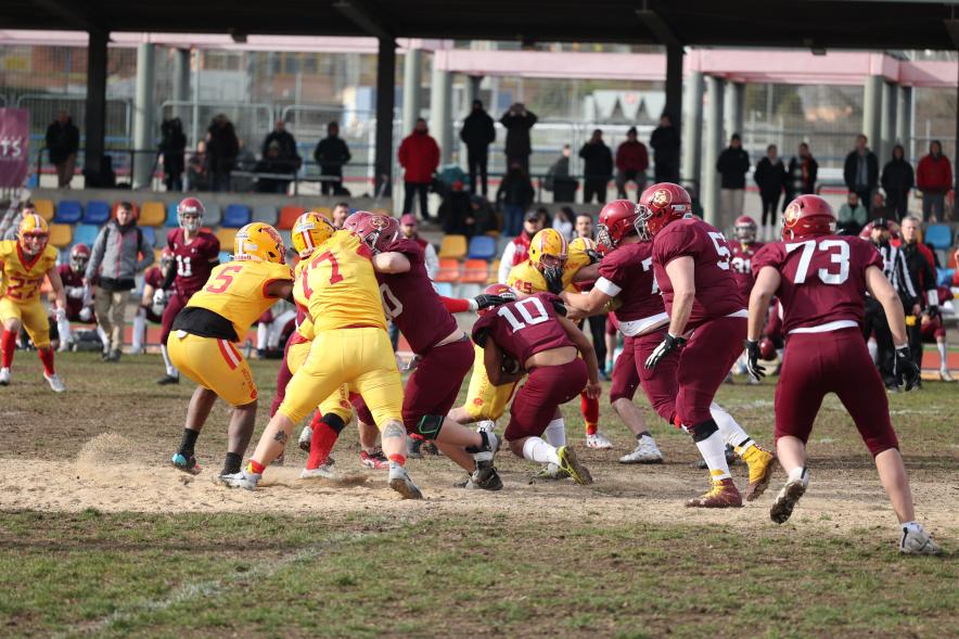 Partido de fútbol americano entre los Alcobendas Cavaliers y los Osos de Rivas, jugadores en el partido