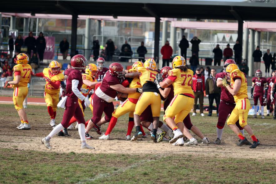 Partido de fútbol americano entre los Alcobendas Cavaliers y los Osos de Rivas, jugadores en el partido