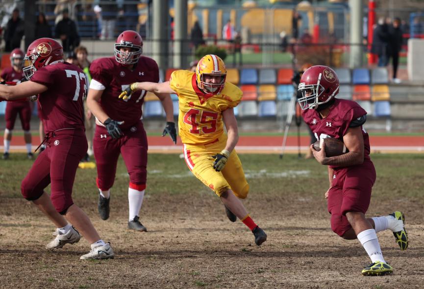 Partido de fútbol americano entre los Alcobendas Cavaliers y los Osos de Rivas, jugadores en el partido