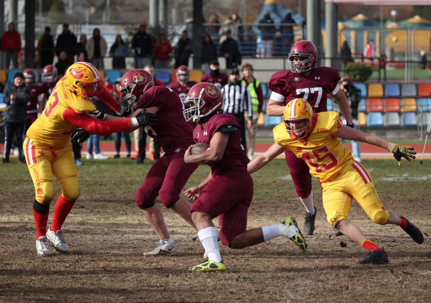Partido de fútbol americano entre los Alcobendas Cavaliers y los Osos de Rivas, jugadores en el partido