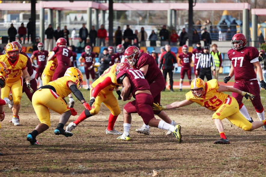 Partido de fútbol americano entre los Alcobendas Cavaliers y los Osos de Rivas, jugadores en el partido