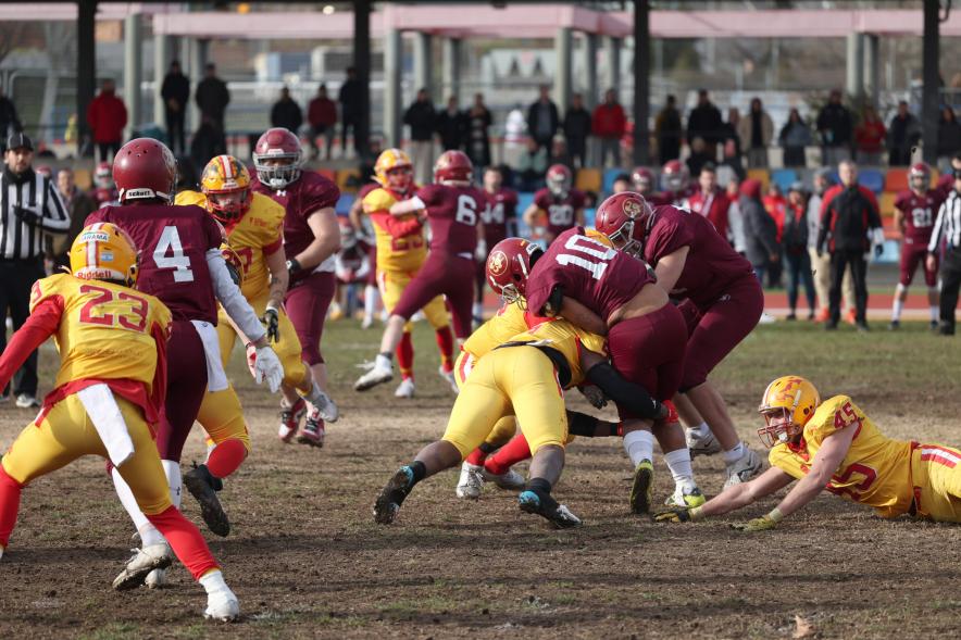 Partido de fútbol americano entre los Alcobendas Cavaliers y los Osos de Rivas, jugadores en el partido