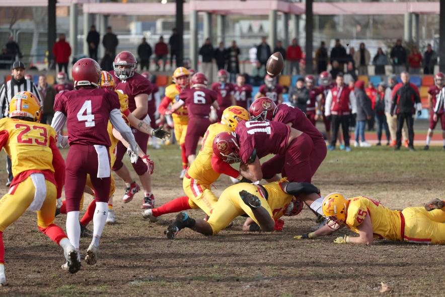 Partido de fútbol americano entre los Alcobendas Cavaliers y los Osos de Rivas, jugadores en el partido