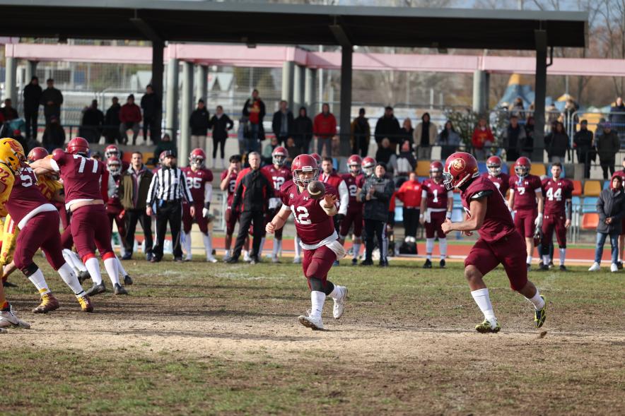 Partido de fútbol americano entre los Alcobendas Cavaliers y los Osos de Rivas, jugadores en el partido