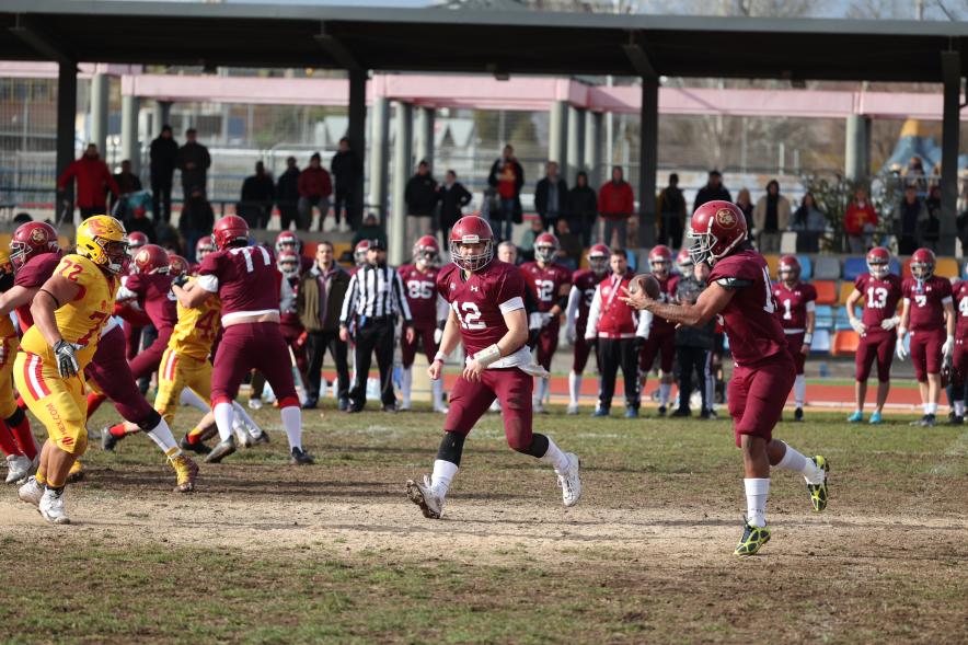 Partido de fútbol americano entre los Alcobendas Cavaliers y los Osos de Rivas, jugadores en el partido