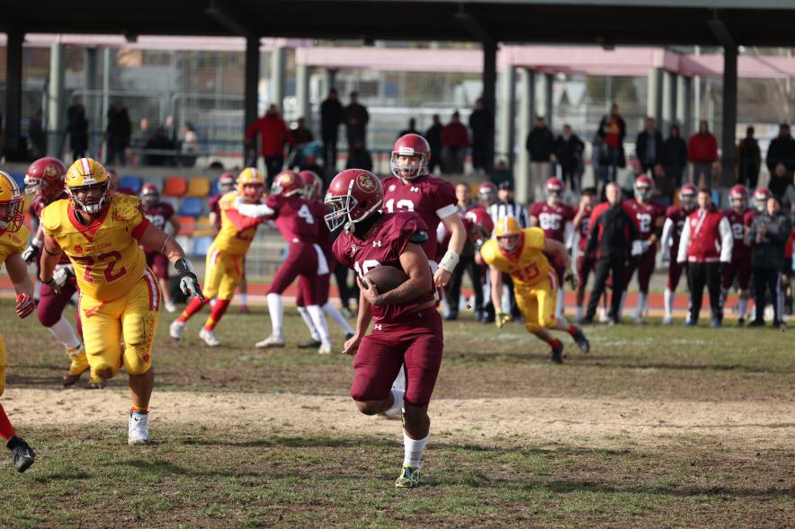 Partido de fútbol americano entre los Alcobendas Cavaliers y los Osos de Rivas, jugadores en el partido