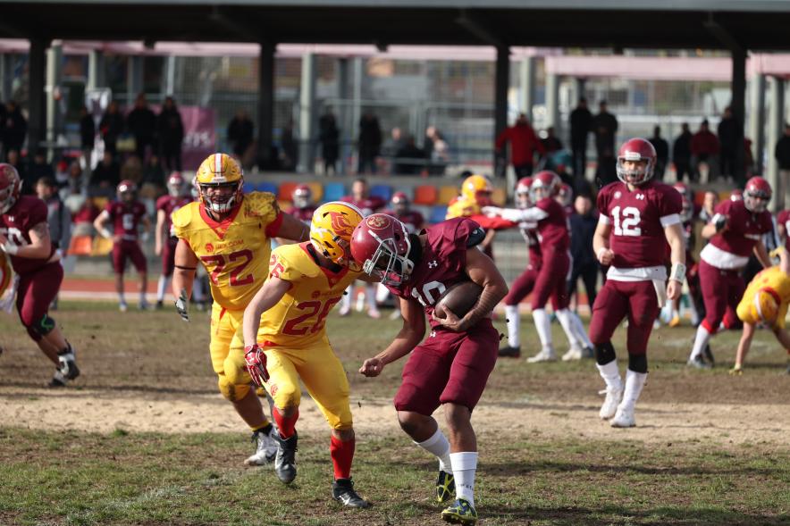 Partido de fútbol americano entre los Alcobendas Cavaliers y los Osos de Rivas, jugadores en el partido