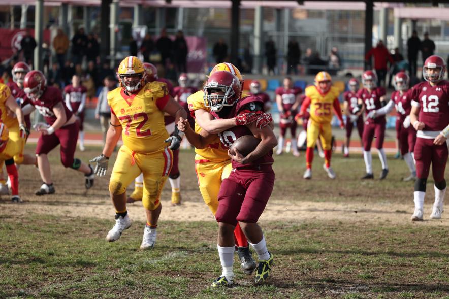 Partido de fútbol americano entre los Alcobendas Cavaliers y los Osos de Rivas, jugadores en el partido