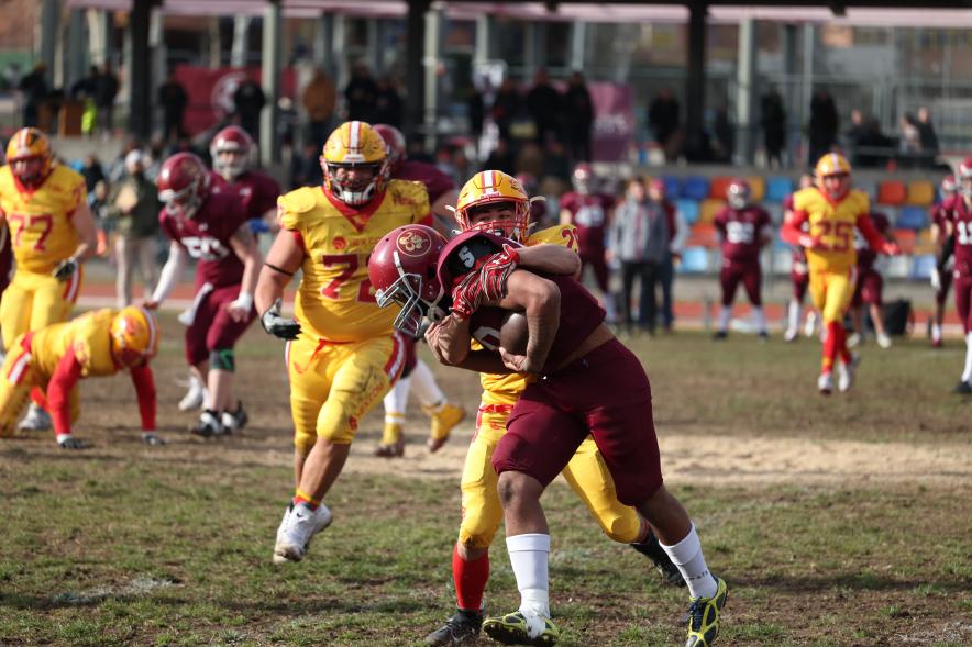 Partido de fútbol americano entre los Alcobendas Cavaliers y los Osos de Rivas, jugadores en el partido