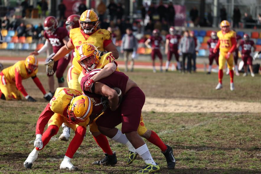 Partido de fútbol americano entre los Alcobendas Cavaliers y los Osos de Rivas, jugadores en el partido