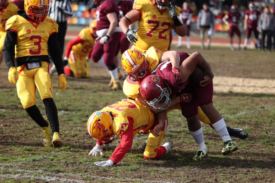 Partido de fútbol americano entre los Alcobendas Cavaliers y los Osos de Rivas, jugadores en el partido