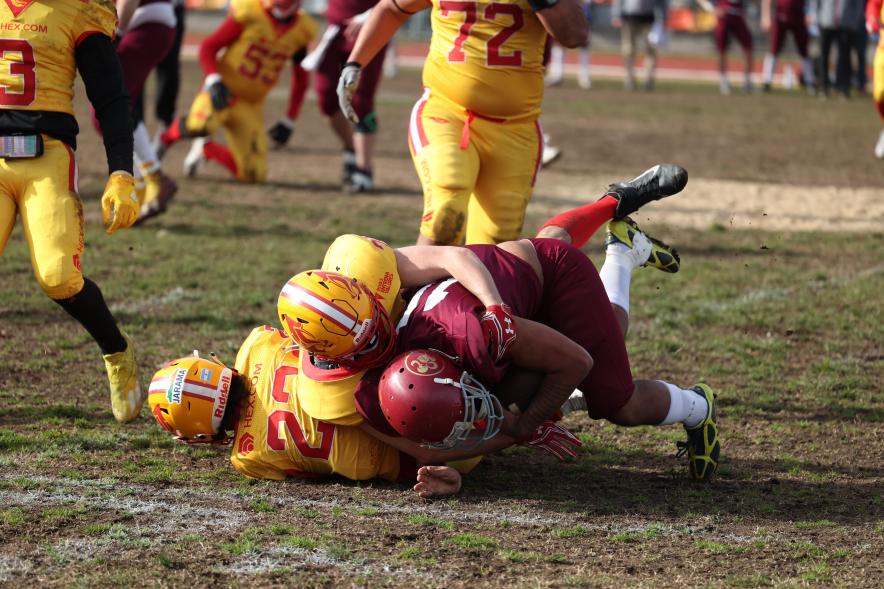 Partido de fútbol americano entre los Alcobendas Cavaliers y los Osos de Rivas, jugadores en el partido